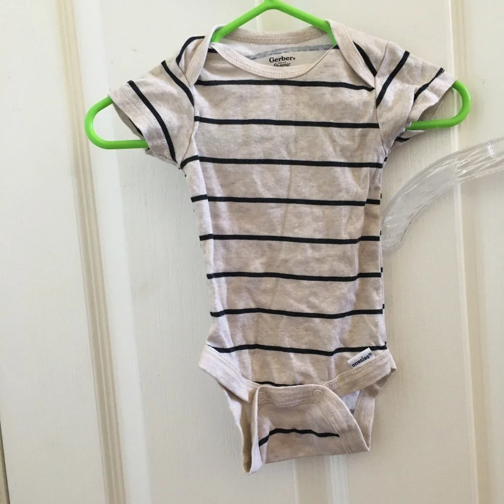 Gerber organic onesie 0-3 months